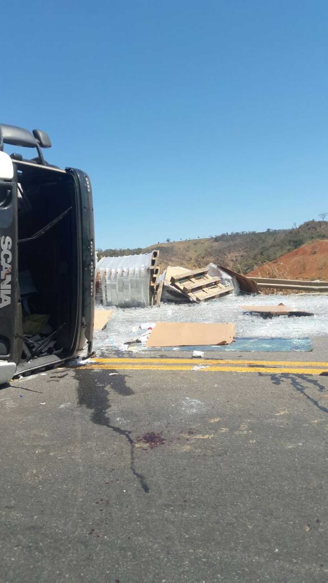 Muriaé Quinta feira 12 35 Carreta que transportava recipientes de