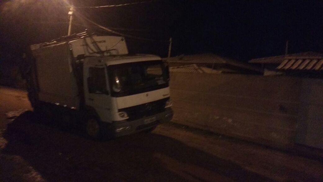 Itaperuna – Quarta-feira – 22:20 – Moradores reclamam de caminhão  estacionado atrapalhando o trânsito. Click na foto e veja a reportagem  completa: – Blog do Adilson Ribeiro