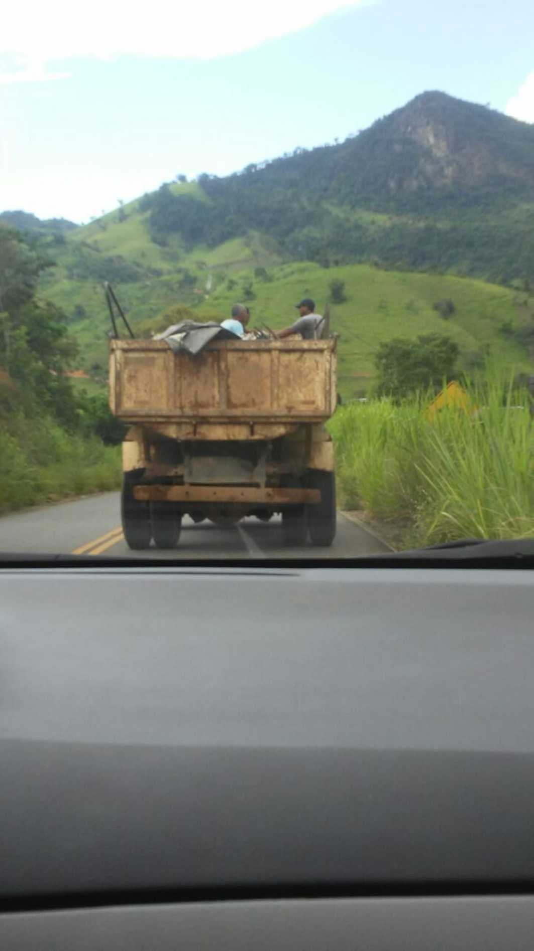 Itaperuna – Quarta-feira – 22:20 – Moradores reclamam de caminhão  estacionado atrapalhando o trânsito. Click na foto e veja a reportagem  completa: – Blog do Adilson Ribeiro