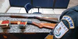   e mantiveram contato com S.W.F., de 62 anos, que ao ser questionado, entregou os artefatos aos PMs e seguiu com eles, até a 142ª Delegacia, onde permaneceram apreendidos e o envolvido, após depoimento, acabou liberado.