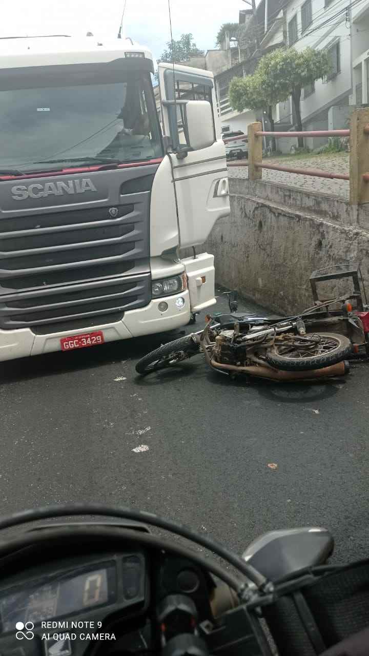 Itaperuna – Quarta-feira – 22:20 – Moradores reclamam de caminhão  estacionado atrapalhando o trânsito. Click na foto e veja a reportagem  completa: – Blog do Adilson Ribeiro