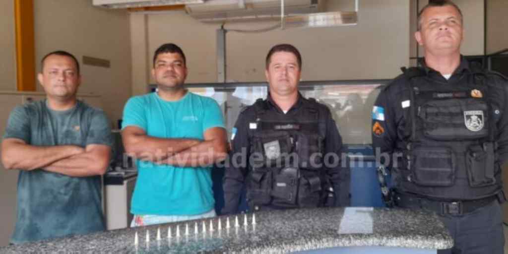   oio de colegas de folga, realizaram uma apreensão de entorpecente, no final da manhã deste sábado (19). De posse de informações, os agentes se deslocaram até a estrada que liga os bairros Popular Velha e Pedro Gomes, onde abordaram o suspeito de 30 anos, com quem encontraram 14 pinos de cocaína. Autuado pela posse da droga na 140ª DP, ele responderá em liberdade.