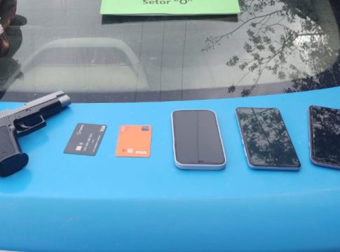   er a presença da viatura, o criminoso tentou fugir. Durante a perseguição, o motorista acabou perdendo o controle do carro e capotou. Ele foi capturado e encaminhado para a 118ª Delegacia de Polícia de Araruama, sendo autuado e preso por roubo. Com ele, foram apreendidos um simulacro de arma de fogo, dois aparelhos celular e dois cartões de crédito, além do automóvel.