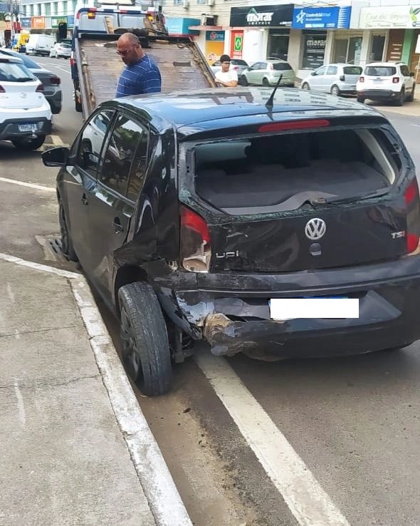 Itaperuna – Quarta-feira – 22:20 – Moradores reclamam de caminhão  estacionado atrapalhando o trânsito. Click na foto e veja a reportagem  completa: – Blog do Adilson Ribeiro