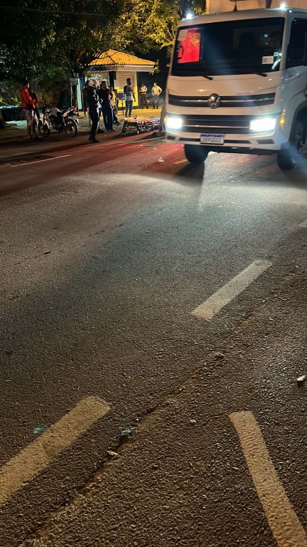 Itaperuna – Quarta-feira – 22:20 – Moradores reclamam de caminhão  estacionado atrapalhando o trânsito. Click na foto e veja a reportagem  completa: – Blog do Adilson Ribeiro