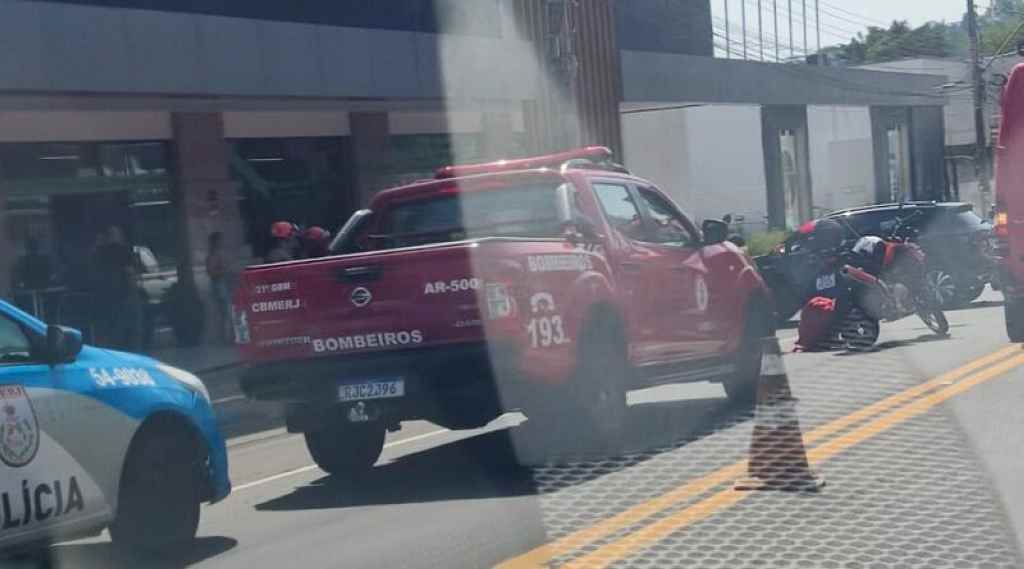 Itaperuna – Quarta-feira – 22:20 – Moradores reclamam de caminhão  estacionado atrapalhando o trânsito. Click na foto e veja a reportagem  completa: – Blog do Adilson Ribeiro